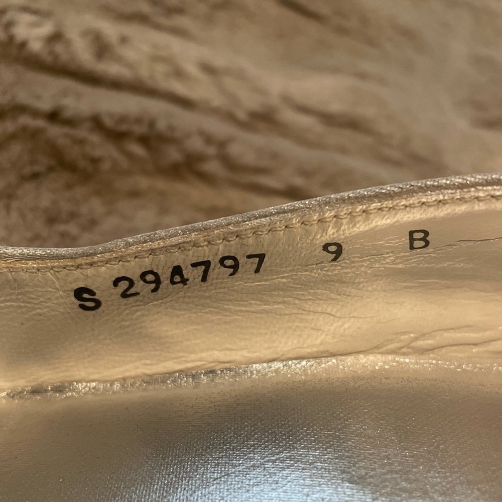 Stuart Weitzman Silver Glitter Point Toe Heels 9 - image 4